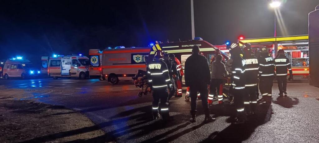 Accident  pe DN 67D în Răchiți: Opt persoane rănite, două victime au fost&nbsp;încarcerate