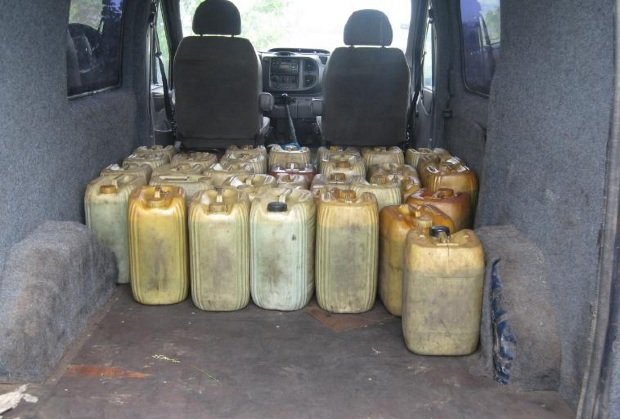 Cuplu din Târgu Jiu prins furând motorină dintr-un autocamion, la&nbsp;Novaci