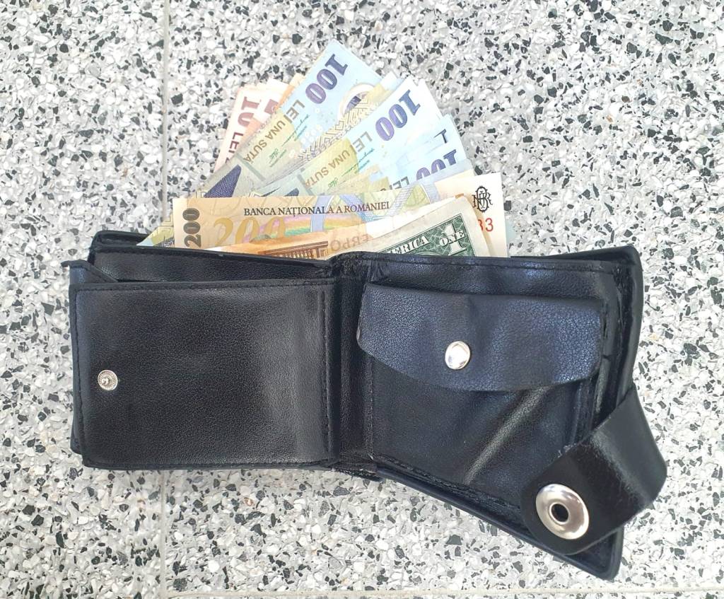 Gest de onestitate: Un tânăr din Târgu Jiu predă un portofel cu bani găsit pe&nbsp;stradă