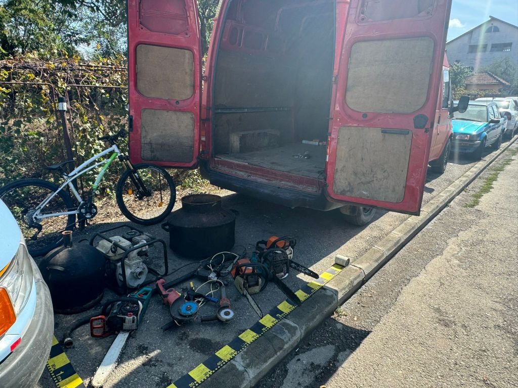 Tineri reținuți pentru furt calificat în comuna&nbsp;Bălești