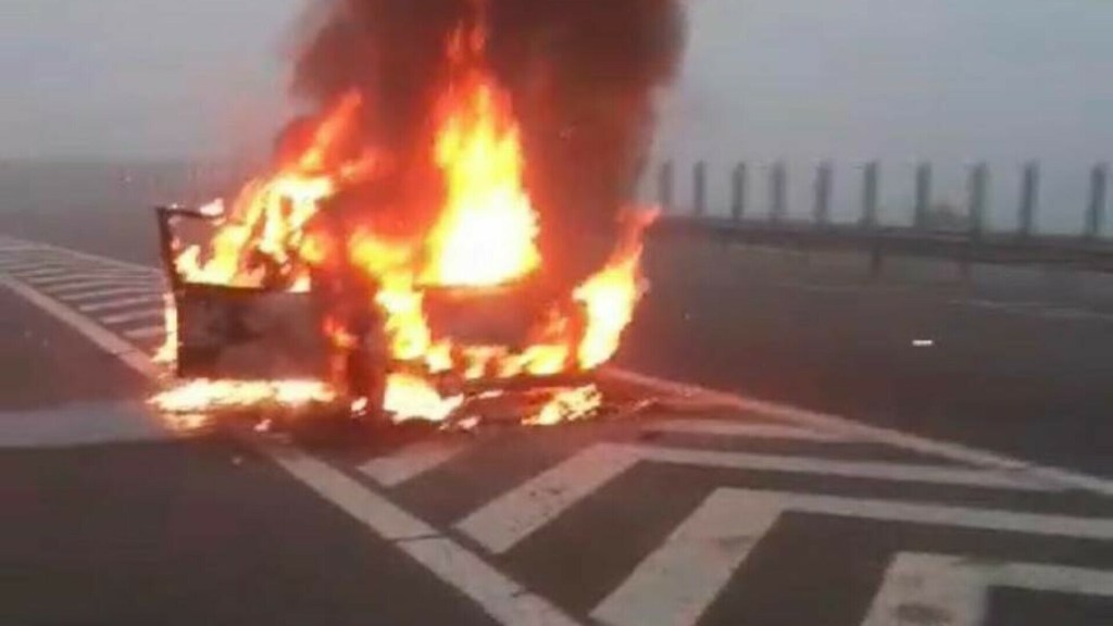 Mașină în flăcări pe A3 în județul Cluj: șoferul a reușit să evite o&nbsp;tragedie