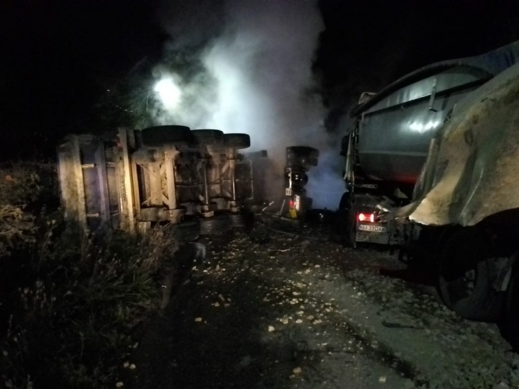 Accident grav între două tiruri în Vâlcea, unul dintre camioane a luat foc. Tirurile sunt din Târgu&nbsp;Jiu!