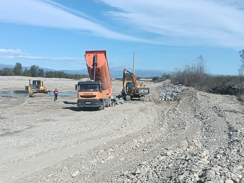 Lucrări de consolidare și protecție a malului râului Jiu, realizate de SGA Gorj în zona&nbsp;Drăguțești