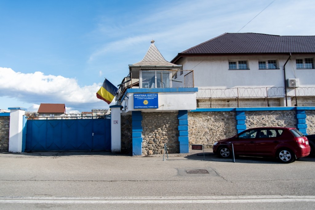 Trei bărbați arestați pentru trafic de minori, proxenetism și constituirea unui grup infracțional&nbsp;organizat