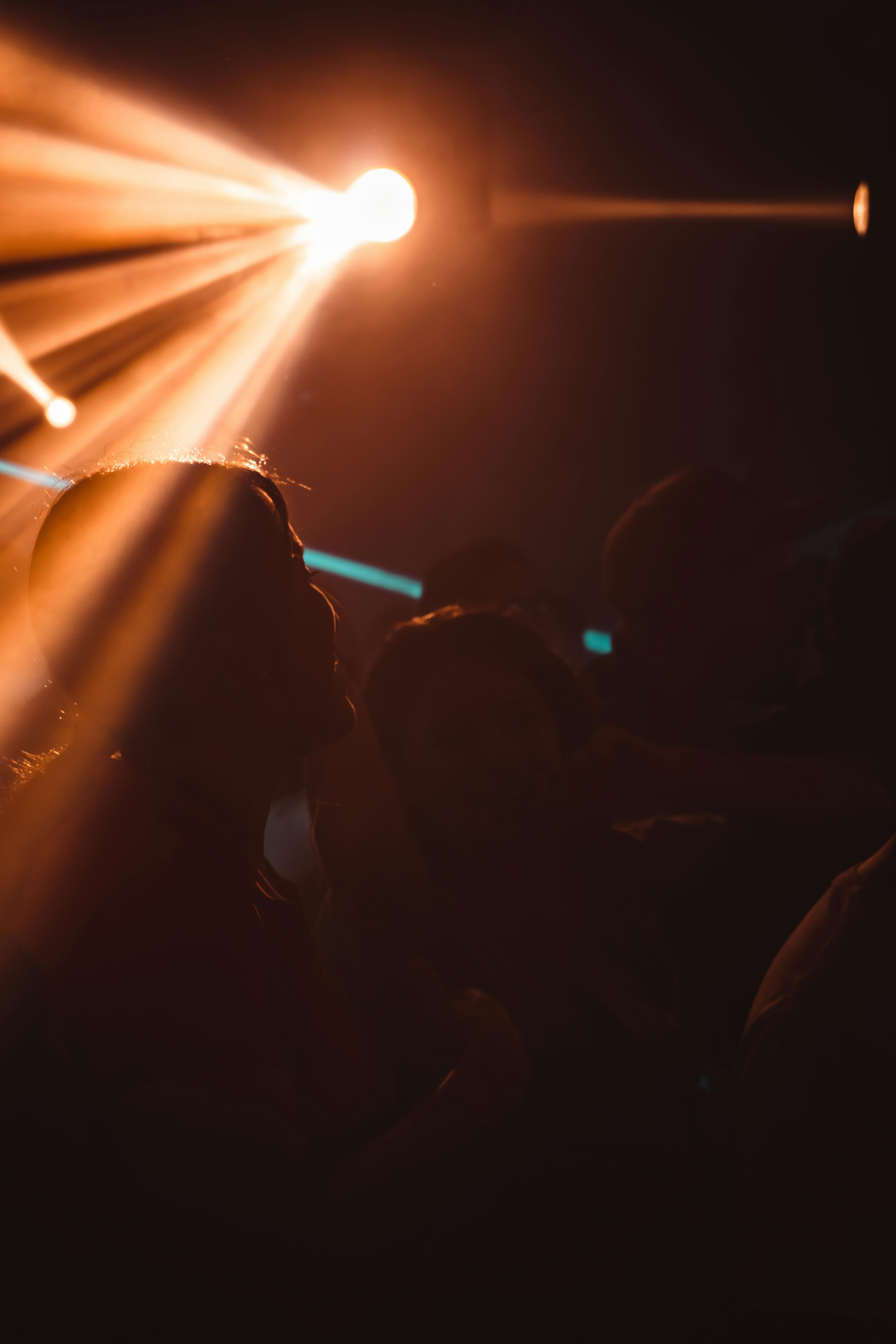 Patru indivizi reținuți după un scandal într-un club din Târgu Jiu