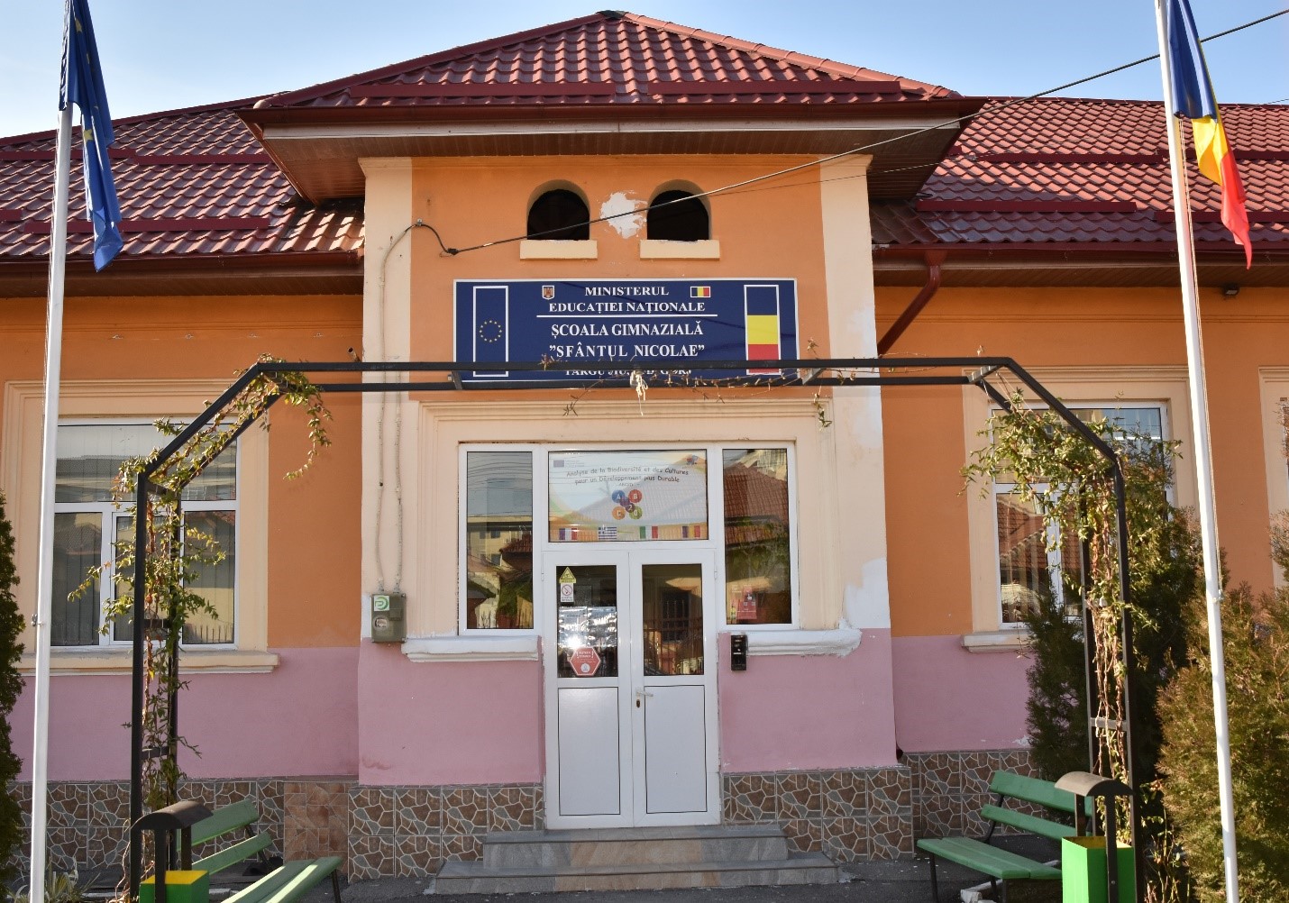 Două unități de învățământ din Gorj, decorate de Președintele României