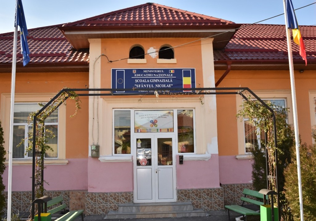 Două unități de învățământ din Gorj, decorate de Președintele&nbsp;României