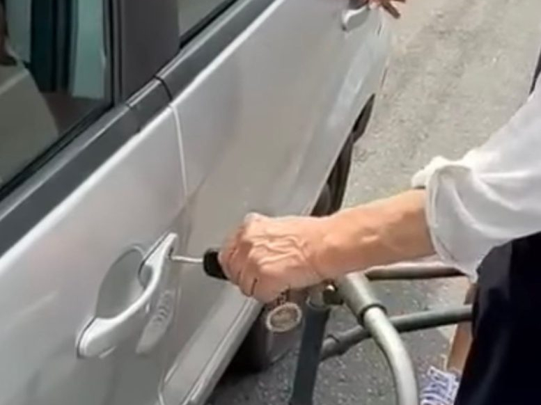 VIDEO Târgu Jiu: O octogenară surprinsă la volan, deși se deplasează cu ajutorul unui cadru&nbsp;ortopedic