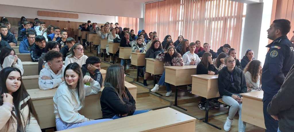 Polițiștii de Siguranță Școlară continuă campania „Tăcerea e tot violență. Vocea ta e soluția” în liceele din&nbsp;Gorj