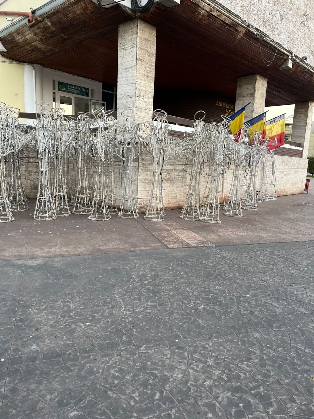 Târgu Jiu: Au început să amplaseze luminițele de&nbsp;Crăciun