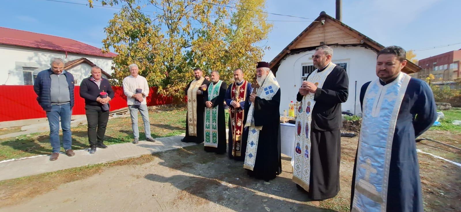 ÎPS Irineu Popa a sfințit piatra de temelie a noii biserici din curtea Spitalului Județean de Urgență Târgu Jiu