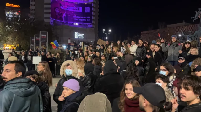 Protest în București față de accederea lui Călin Georgescu în turul doi al alegerilor prezidențiale