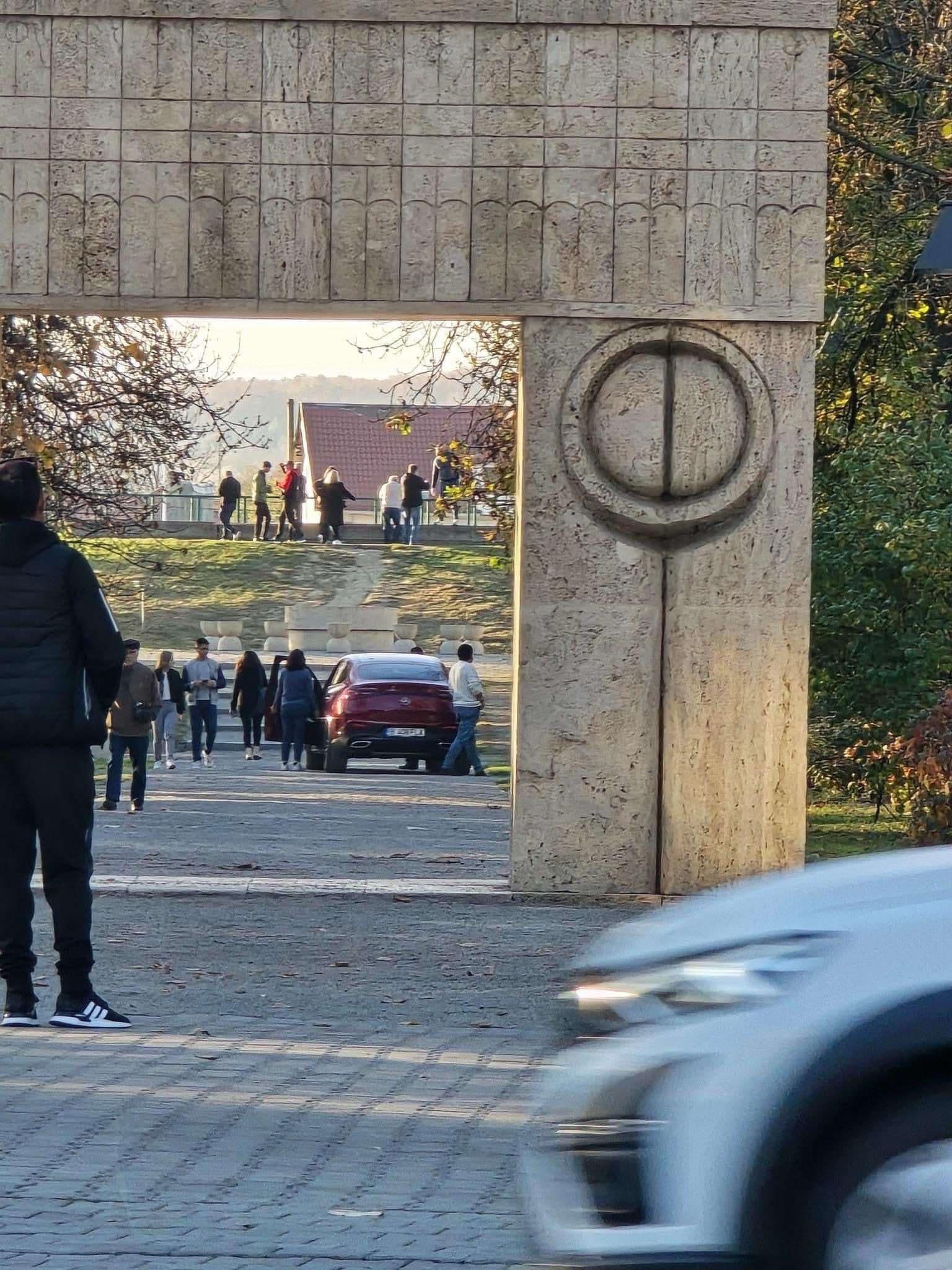 Cu Mercedesul la Poarta Sărutului