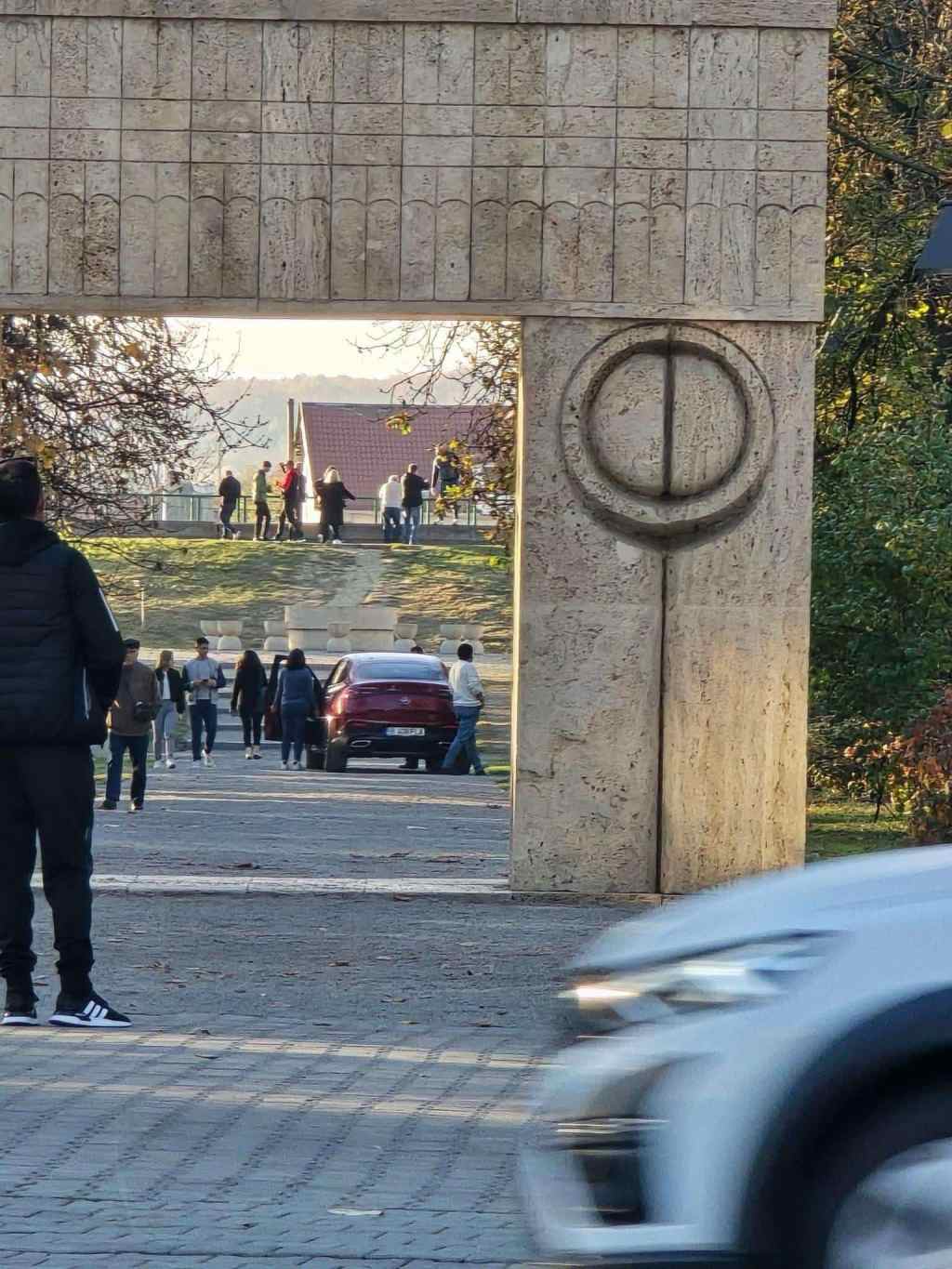 Cu Mercedesul la Poarta&nbsp;Sărutului