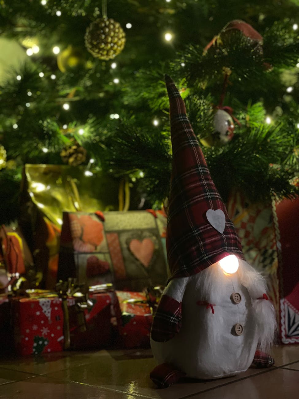 Pregătiri de sărbători la Târgu Jiu. Brad natural în Piața&nbsp;Prefecturii!