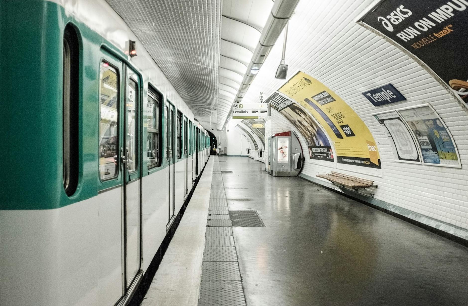Altercație cu toporul în tren: Patru răniți, degetele unei victime secționate