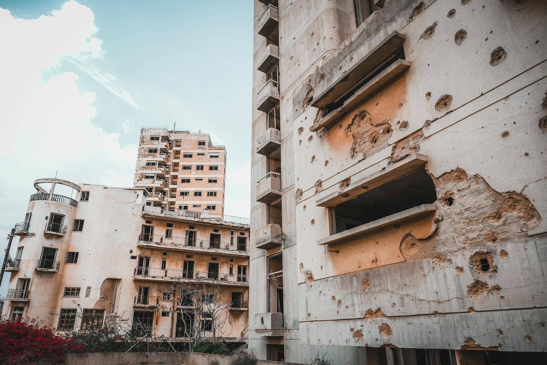Clădiri abandonate devin locuințe sociale și drumuri utile