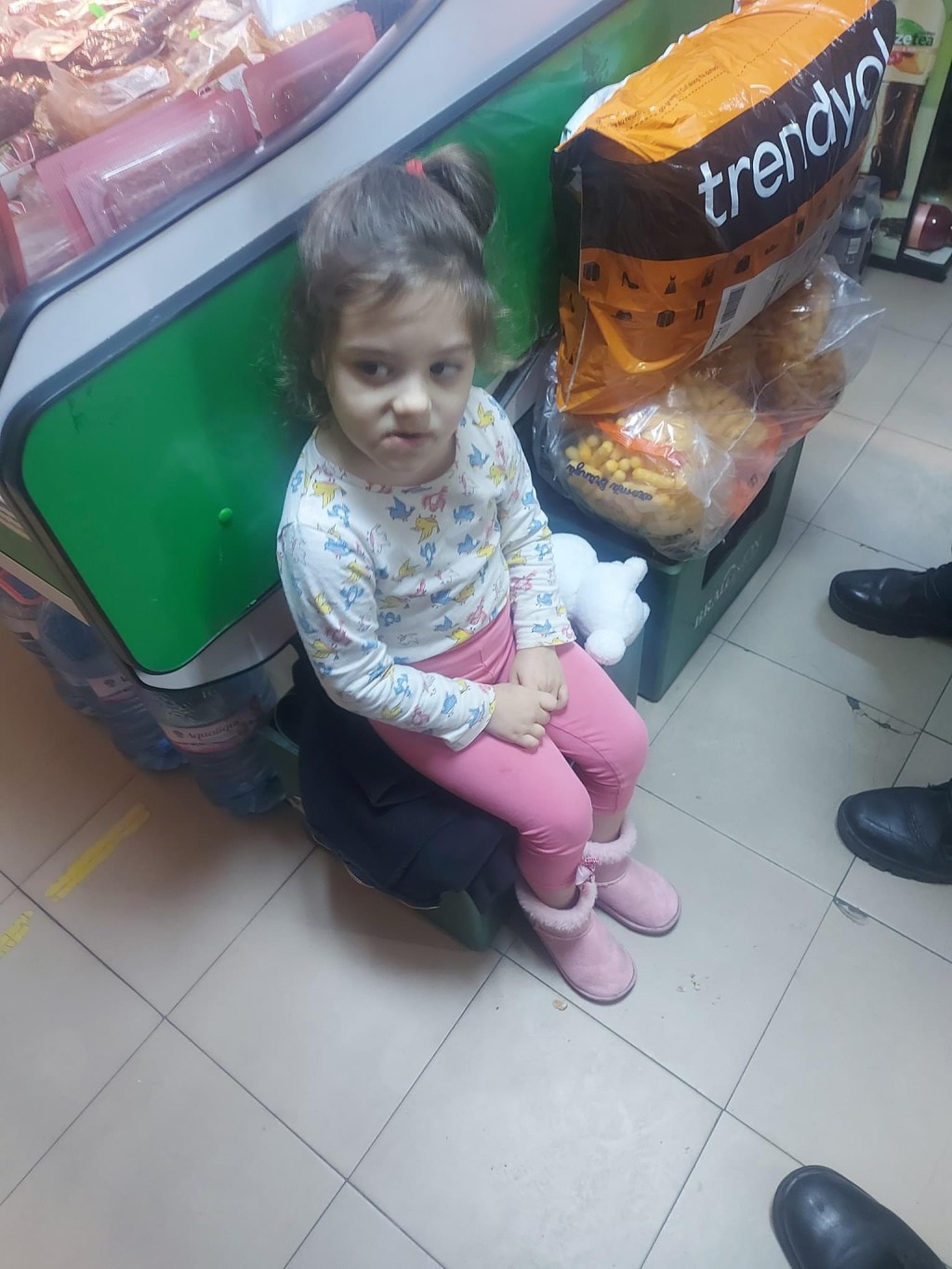 Fetiță de 2 ani găsită singură pe străzile din Târgu Jiu. Părinții au fost găsiți și copila predată în&nbsp;siguranță