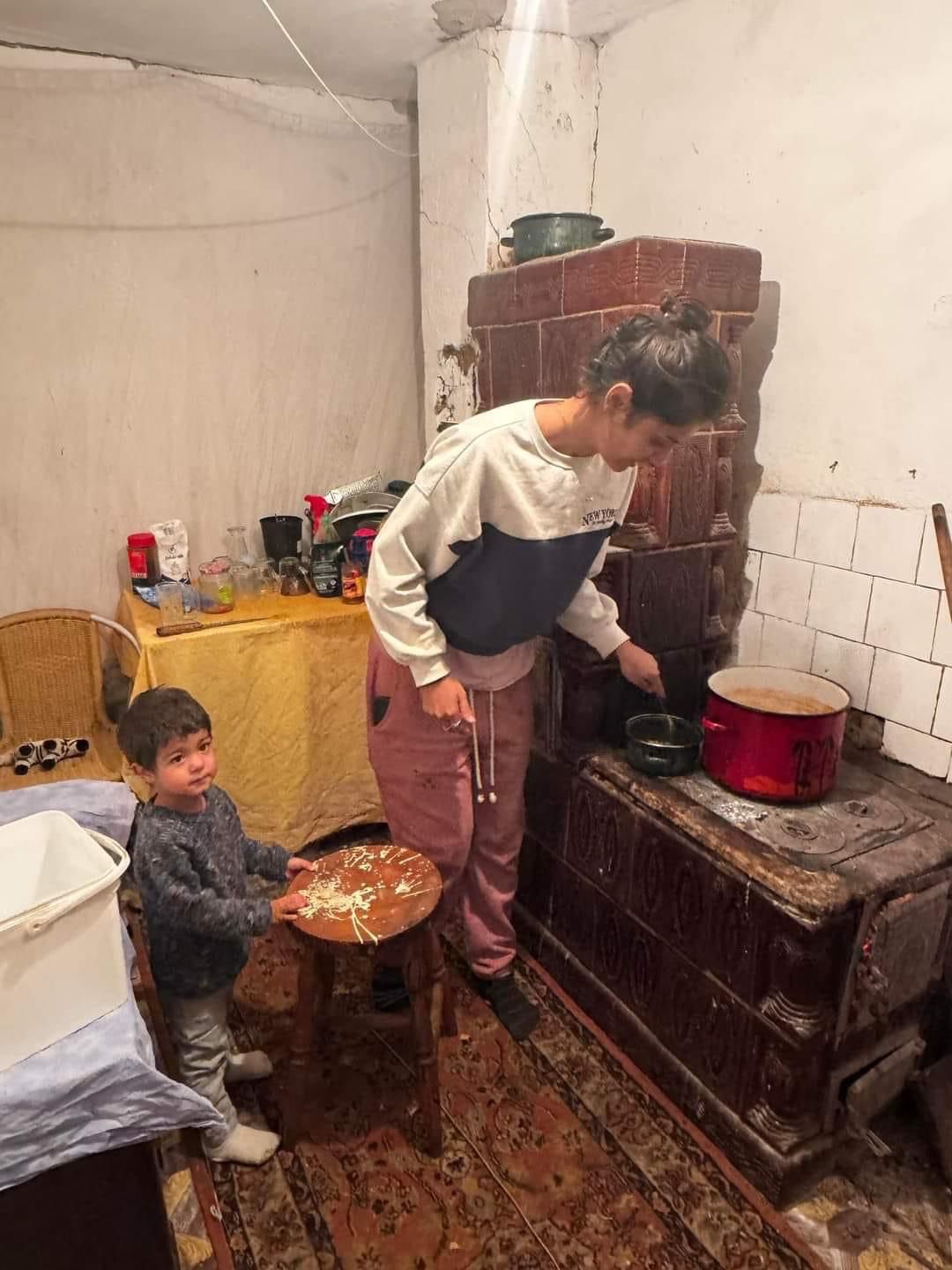 Solidaritate pentru Ștefania și cei trei copii: Tânăra din Scoarța are nevoie de ajutor