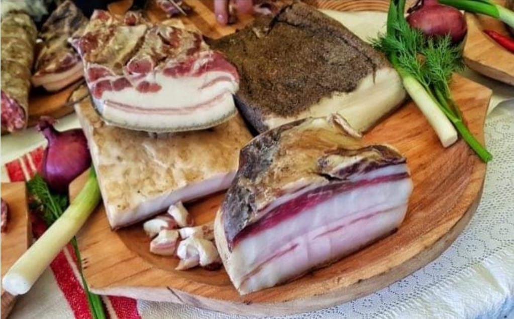 Cum se prepară corect slănina afumată cu boia – tradiția și deliciul de pe masa de sărbători