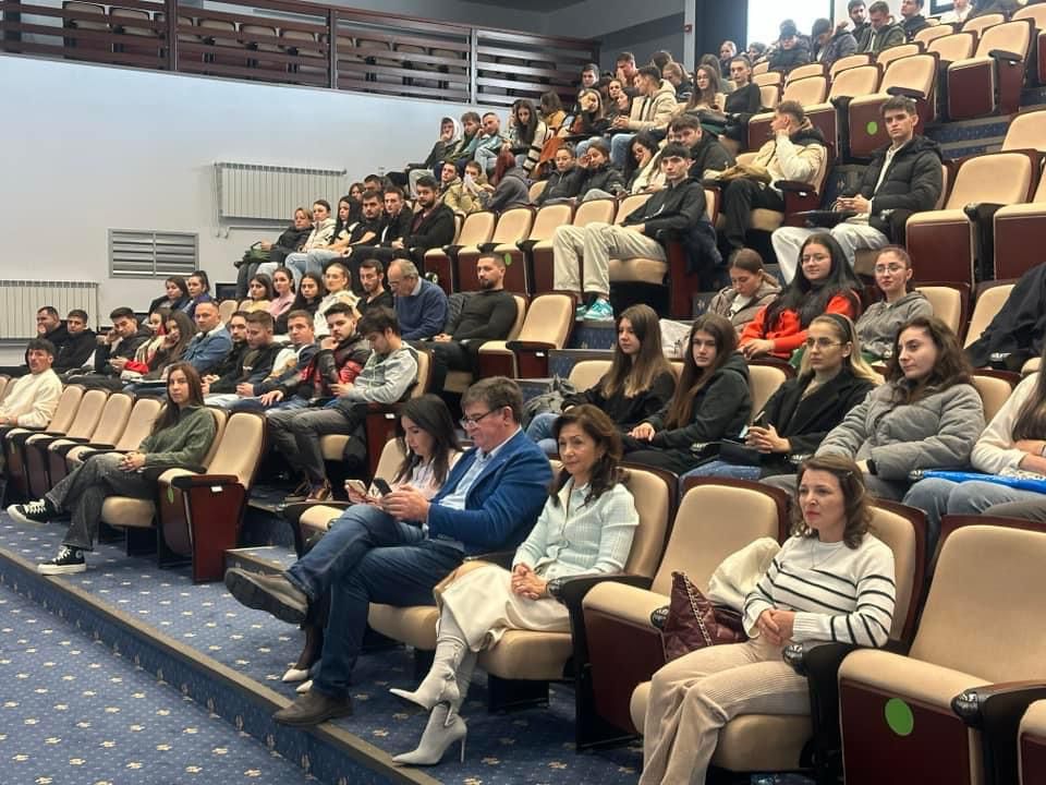 Săptămâna porților deschise la Universitatea „Constantin Brâncuși” din Târgu Jiu: Elevii descoperă oportunitățile educaționale