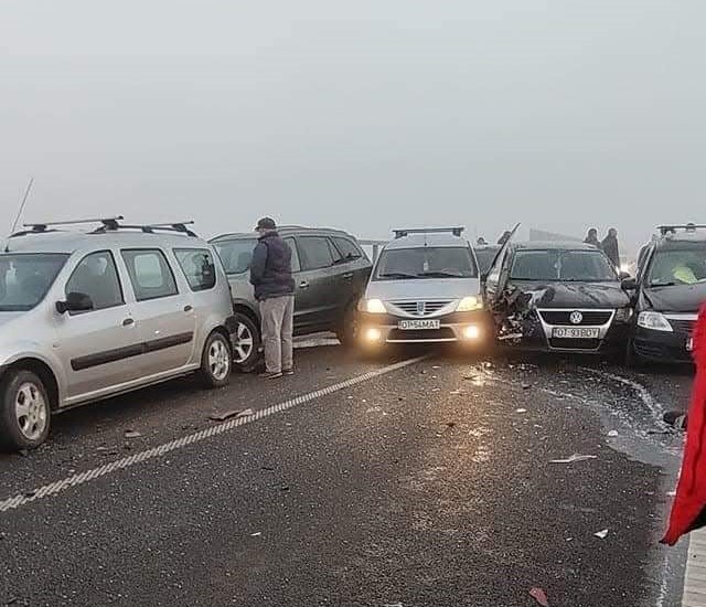 Carambol cu 16 mașini pe o stradă, din cauza poleiului: Primăria spune că „a intervenit la&nbsp;timp”