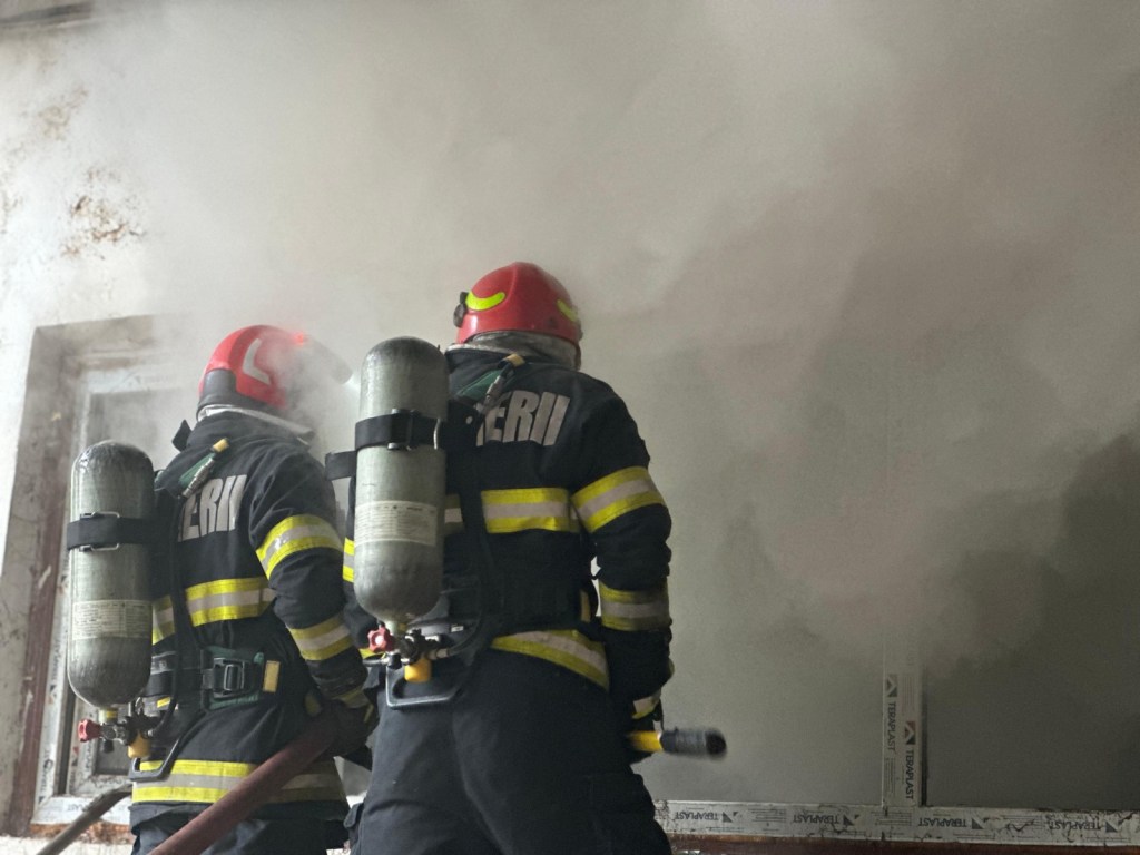 Incendiu la o fabrică: mobilizare de amploare pentru stingerea&nbsp;flăcărilor