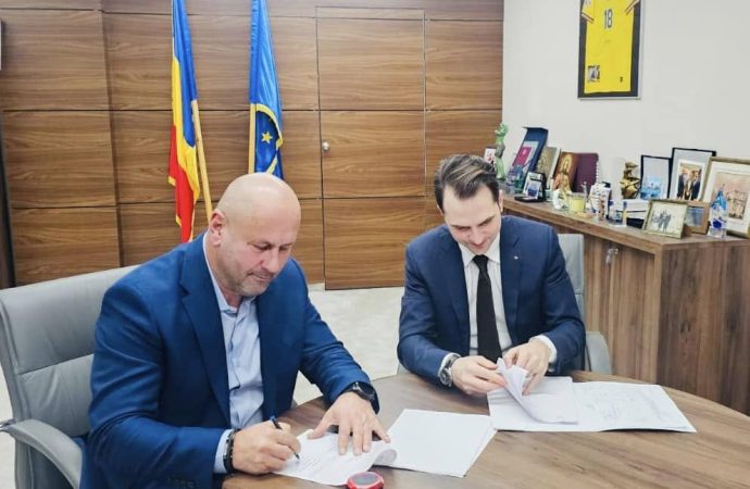 Runcu devine independentă energetic: Primarul Adi Câmpeanu a semnat contractul pentru un parc&nbsp;fotovoltaic