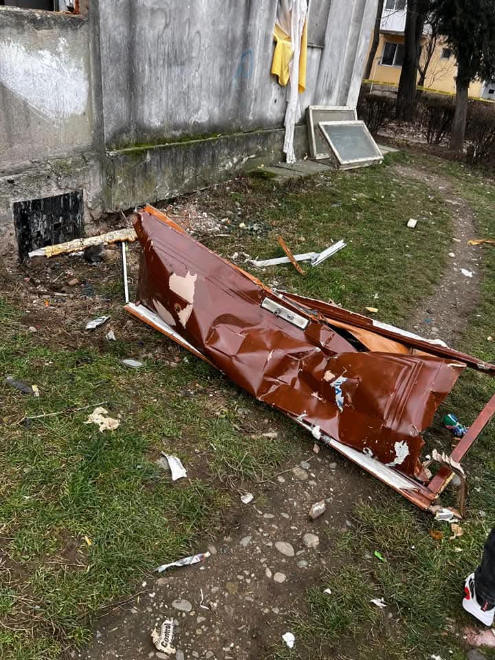 Explozie puternică într-un bloc din Târgu-Jiu: o femeie grav rănită și pagube materiale&nbsp;semnificative