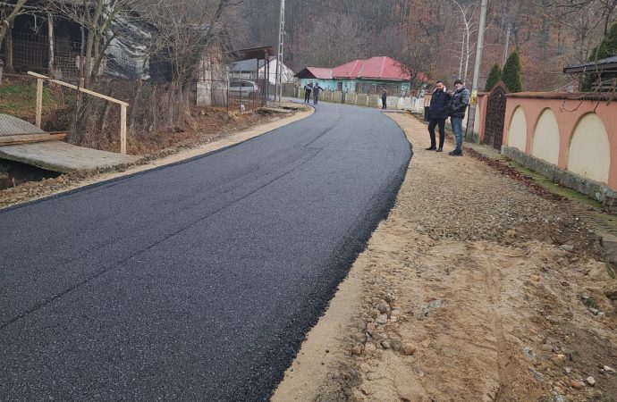 Primarul din Plopșoru începe modernizarea drumurilor: Prima uliță asfaltată în localitate