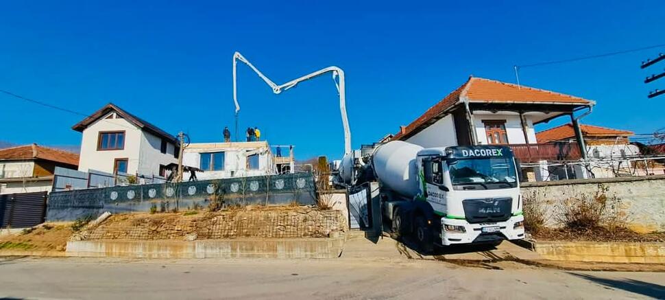 Solidaritate exemplară: O familie din Runcu primește sprijin după ce și-a pierdut casa într-un&nbsp;incendiu