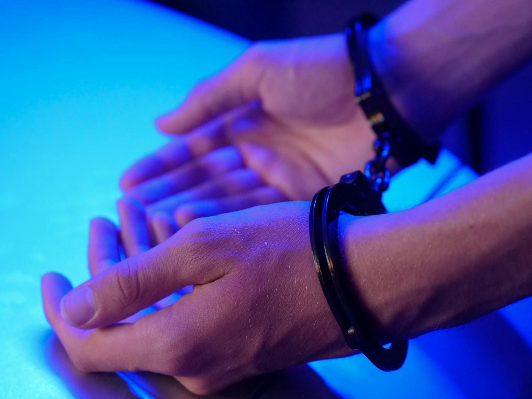 Bătaie între tineri, amenințări și o secure găsită în portbagaj