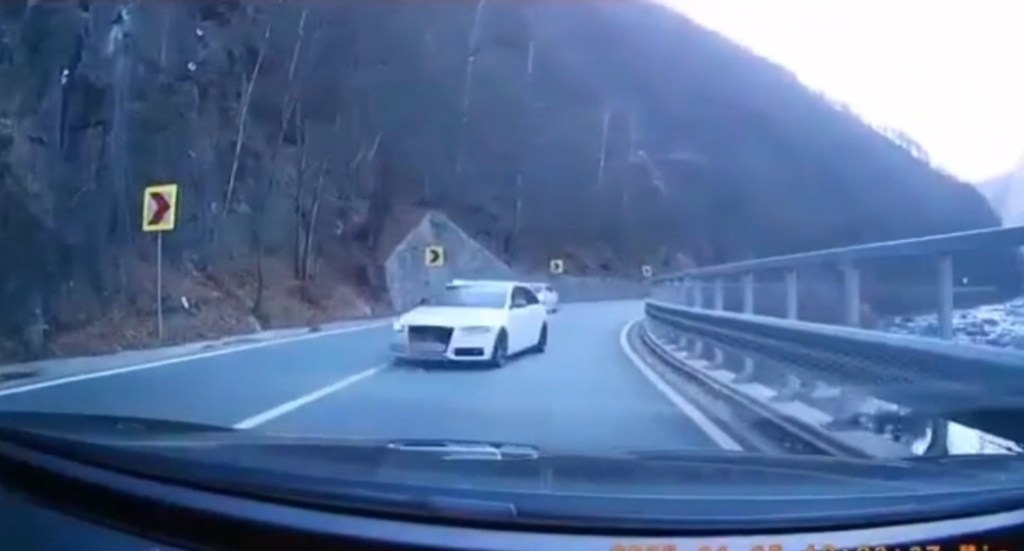 Un șofer evită la limită o tragedie pe Defileul Jiului: clipul viral care a șocat&nbsp;România
