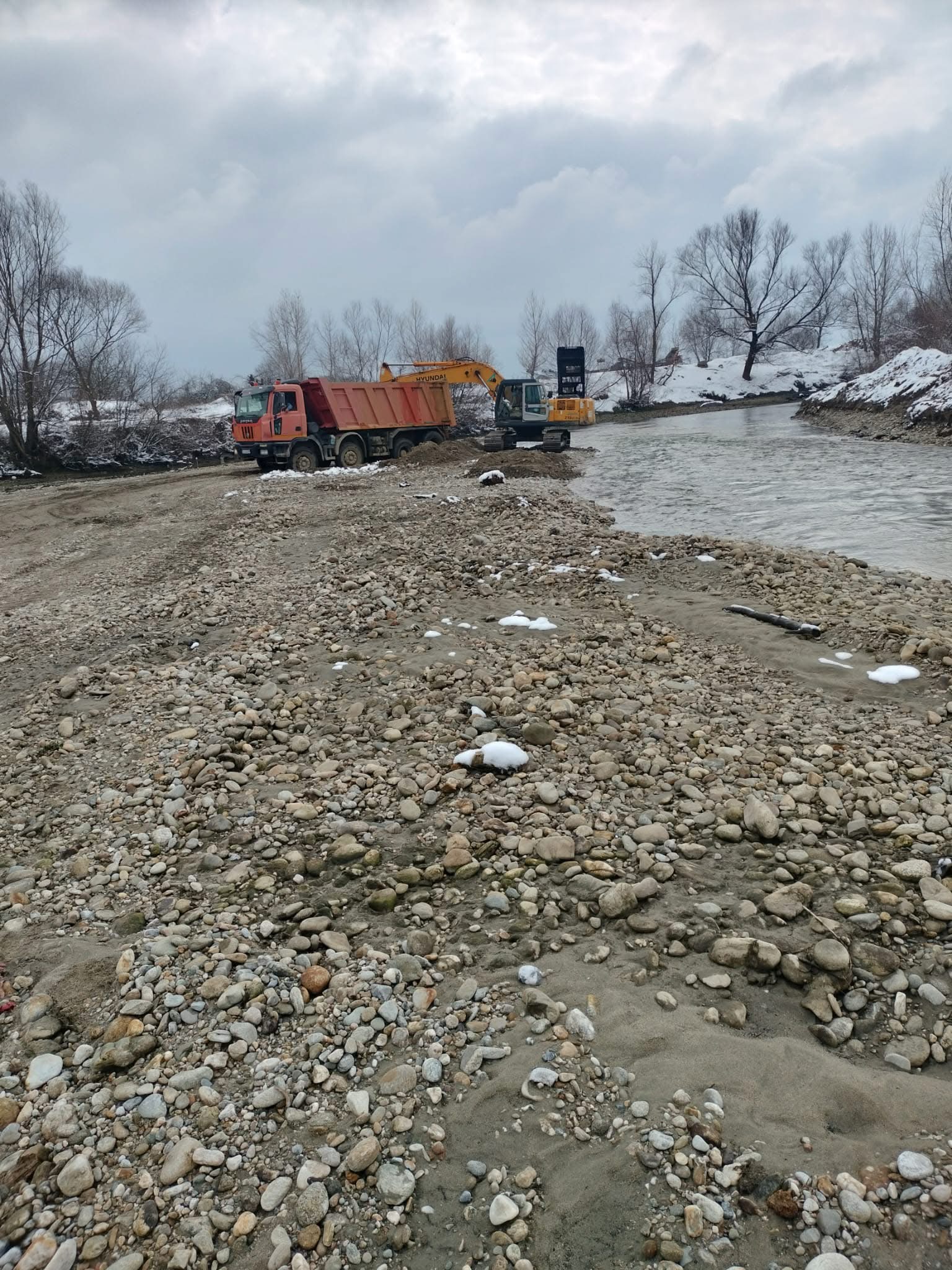 Amendă de 75.000 lei pentru exploatarea ilegală a agregatelor minerale din râul Jiu