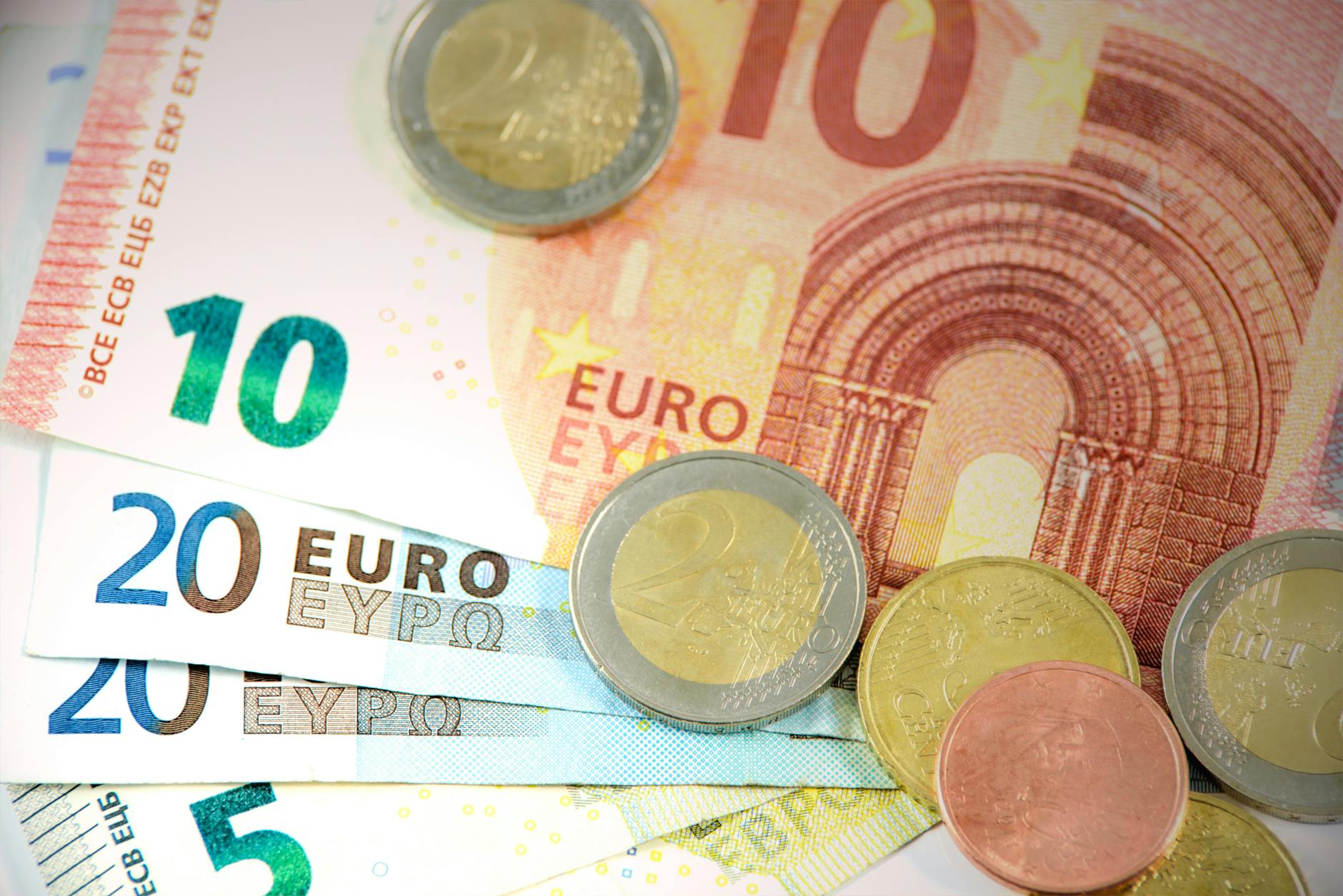 Cursul euro ar putea depăși 5 lei!
