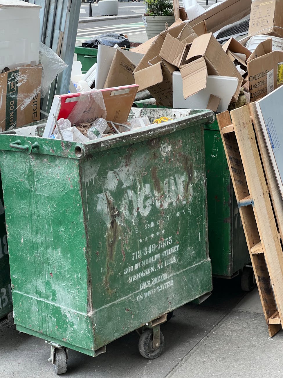 Insule ecologice digitalizate, instalate în Târgu Jiu: colectare modernă a&nbsp;deșeurilor