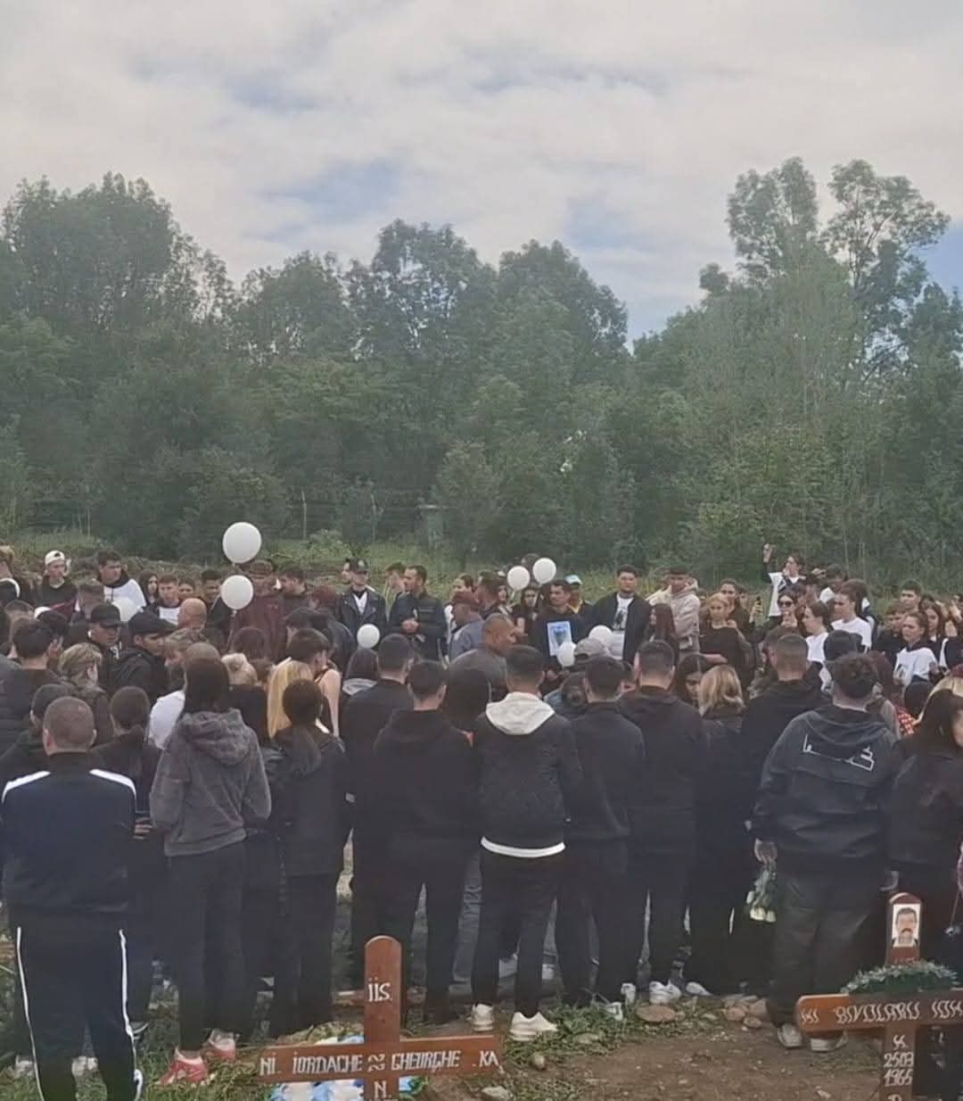 Durere și lacrimi în Târgu Jiu: sute de tineri l-au condus pe ultimul drum pe Octavian