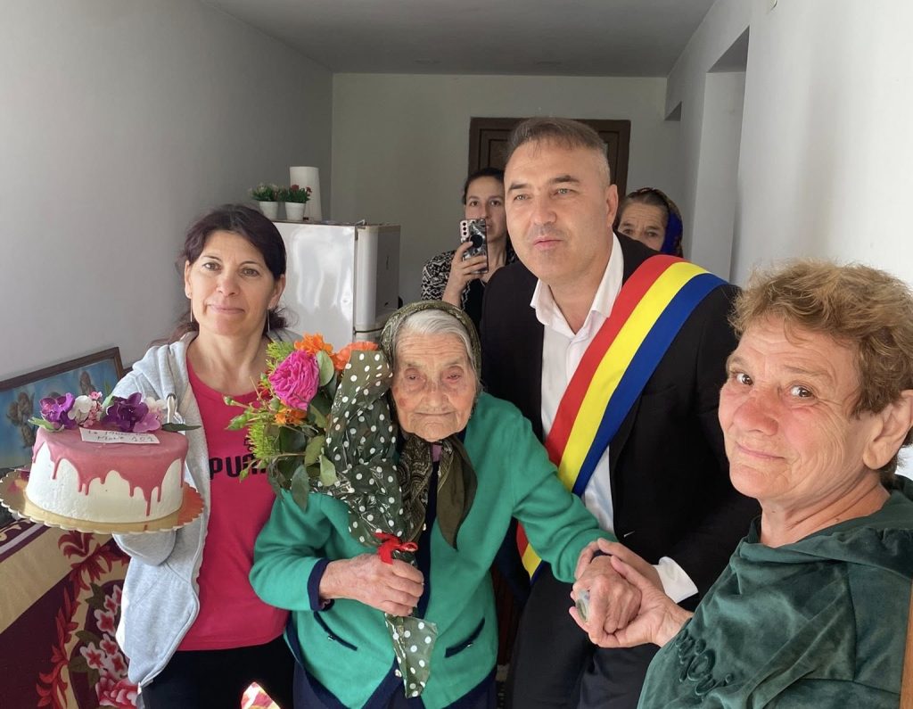 Sărbătoare la Roșia de Amaradia: Maria Filip a împlinit 101 ani și a fost felicitată de&nbsp;autorități