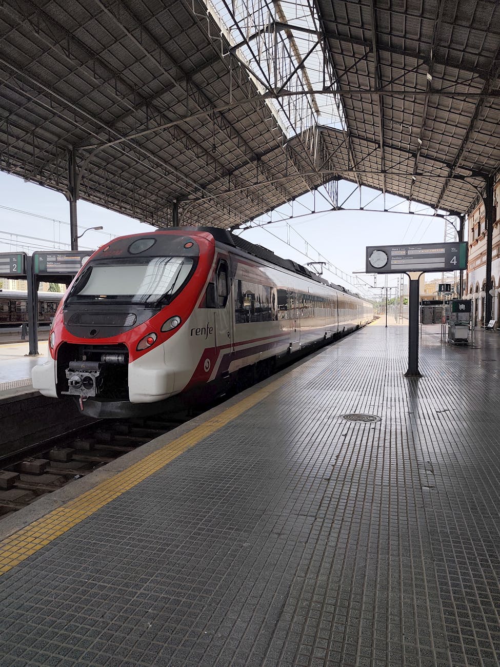 „Trenurile Soarelui” au fost lansate oficial: 54 de garnituri zilnic spre litoral, inclusiv cu rame electrice moderne