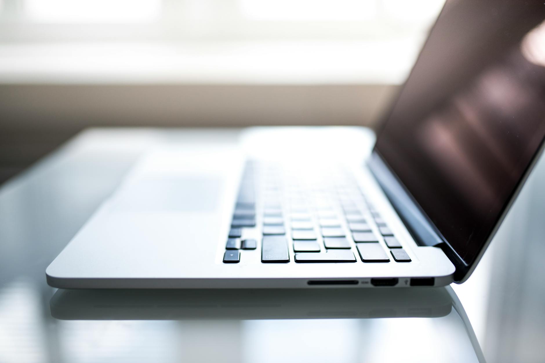 Până pe 27 iunie, școlile și ONG-urile din România pot aplica pentru 4.000 de calculatoare recondiționate prin programul „Dăm Click pe România”