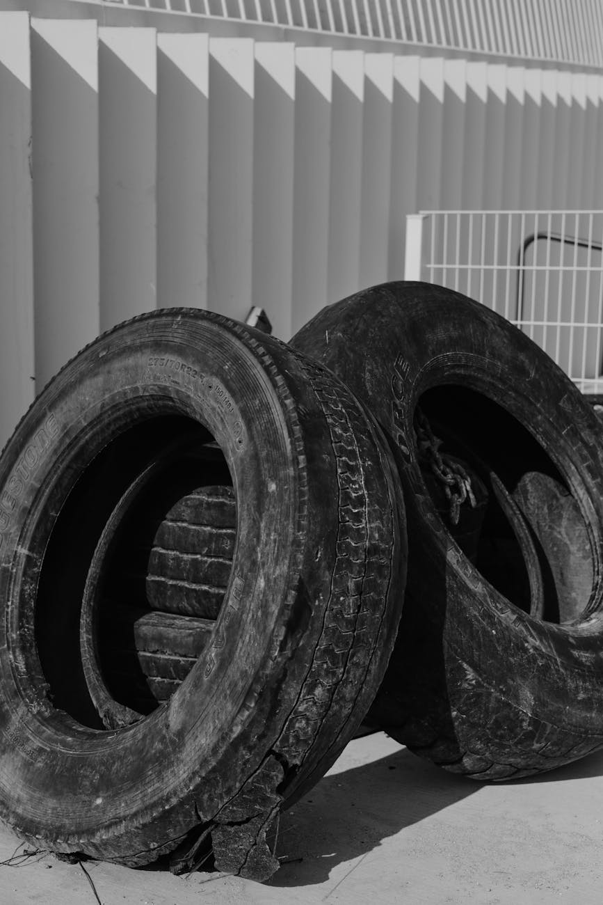 Reținut pentru distrugere după ce a tăiat cauciucurile a două mașini în Târgu&nbsp;Jiu