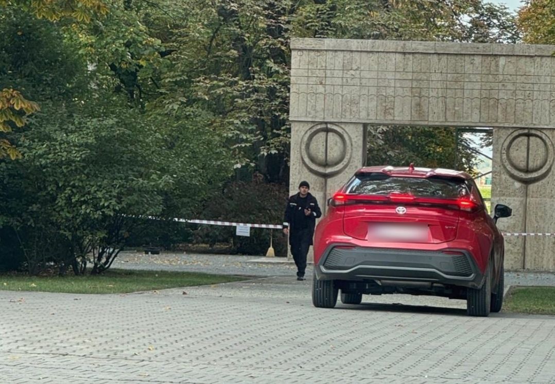 Șofer amendat după ce a intrat cu mașina aproape de Poarta Sărutului