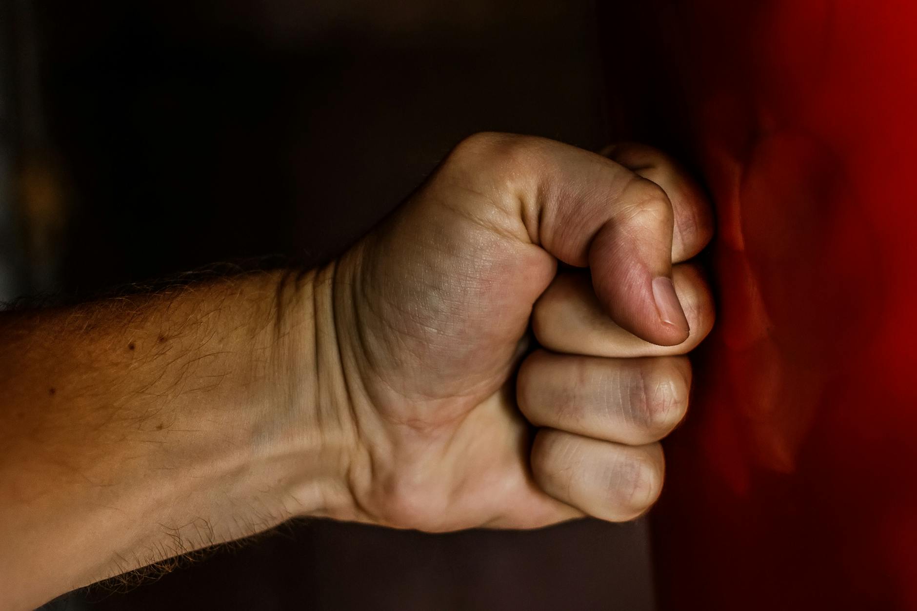 Bărbat din Polovragi, reținut după ce și-a strans iubita de gât