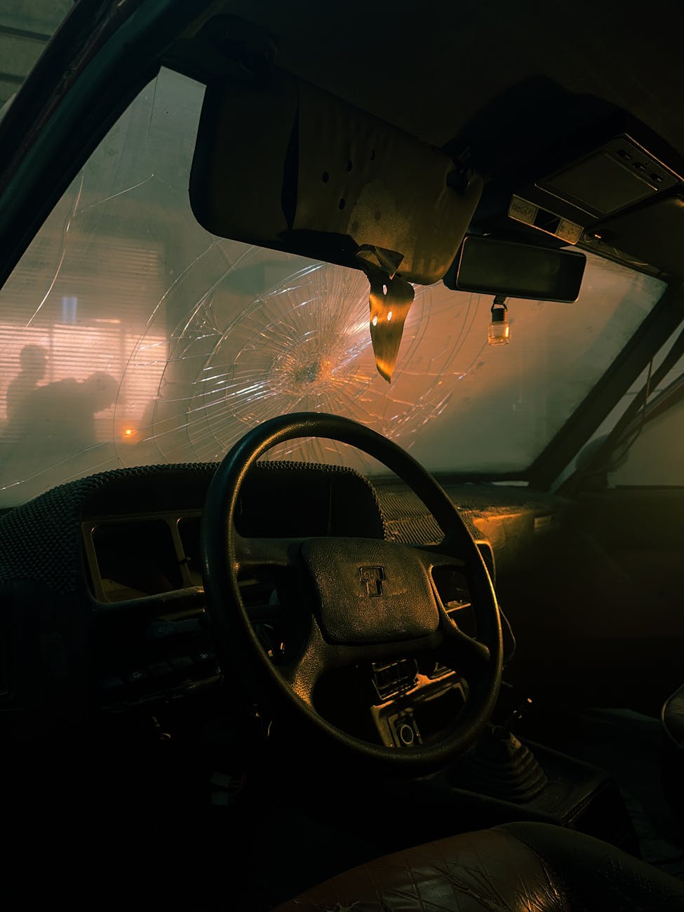 Accident pe DN 66, la Bâlteni: șofer rănit după ce a încercat să evite doi&nbsp;câini