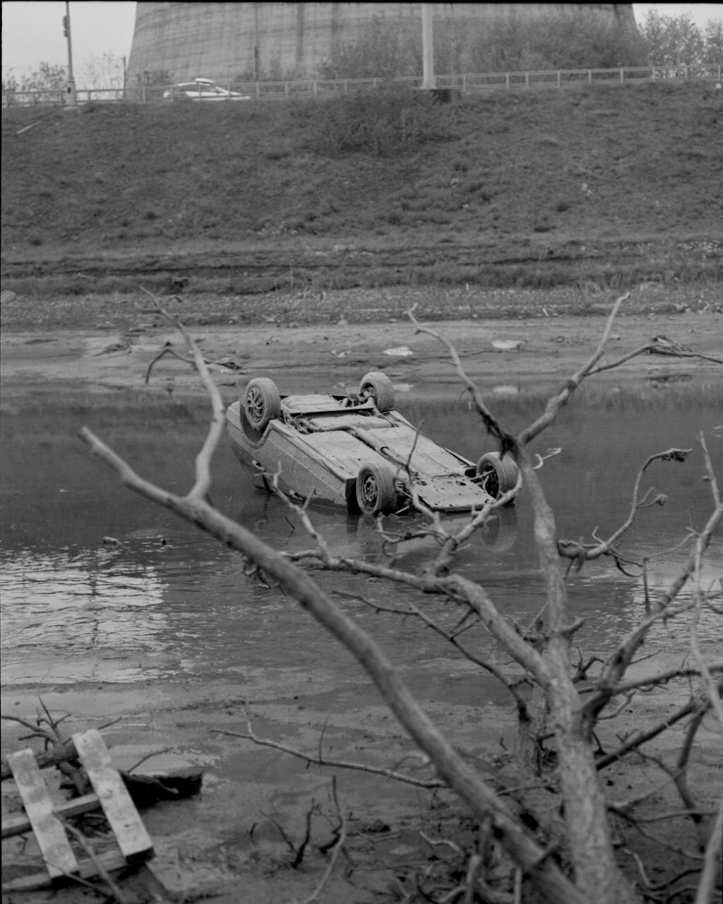 Accident grav pe Defileul Jiului: O mașină a plonjat în râu, două persoane extrase de&nbsp;pompieri