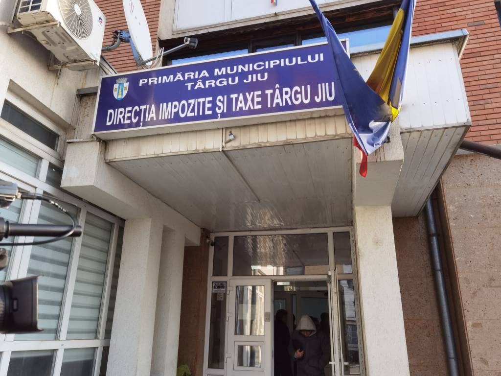 Au început plățile taxelor locale la Târgu Jiu. Cozi la ghișee și nemulțumiri legate de&nbsp;impozite
