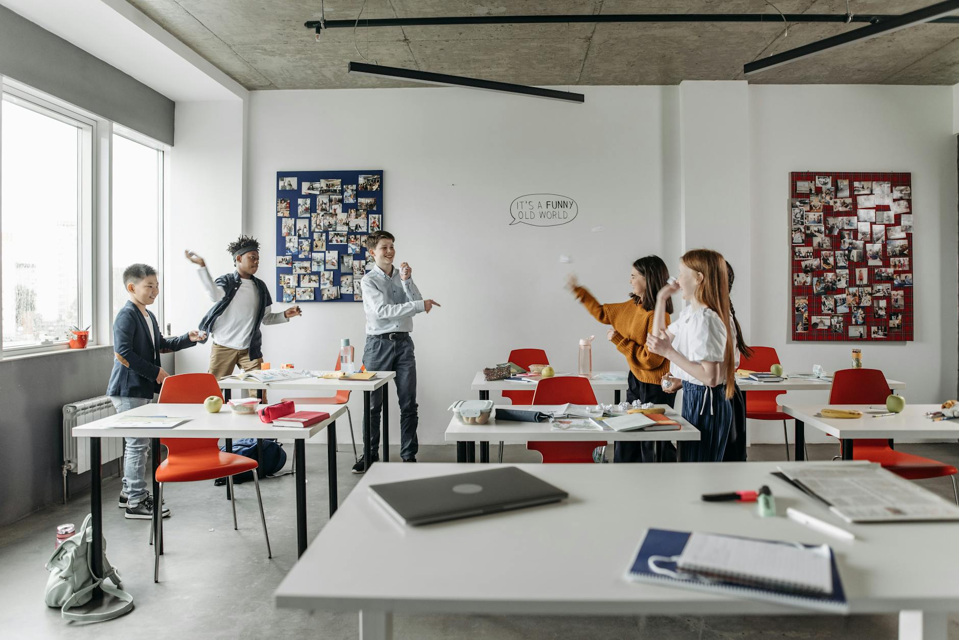 Sindicatele din educație avertizează: comasarea claselor riscă să lase mii de profesori fără posturi din toamnă