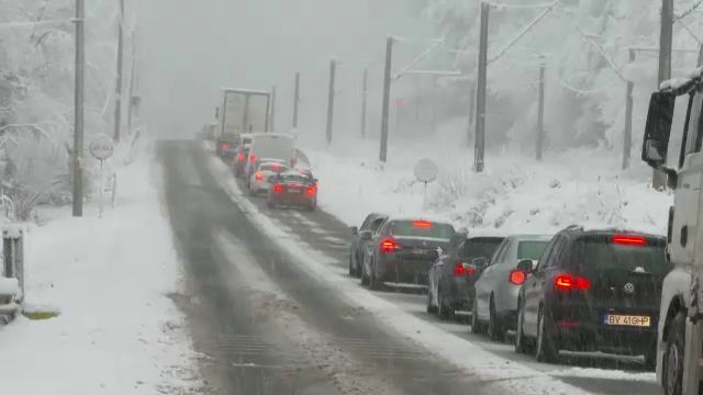 Avertisment pentru șoferi și pietoni: condiții de iarnă periculoase pe drumurile&nbsp;publice