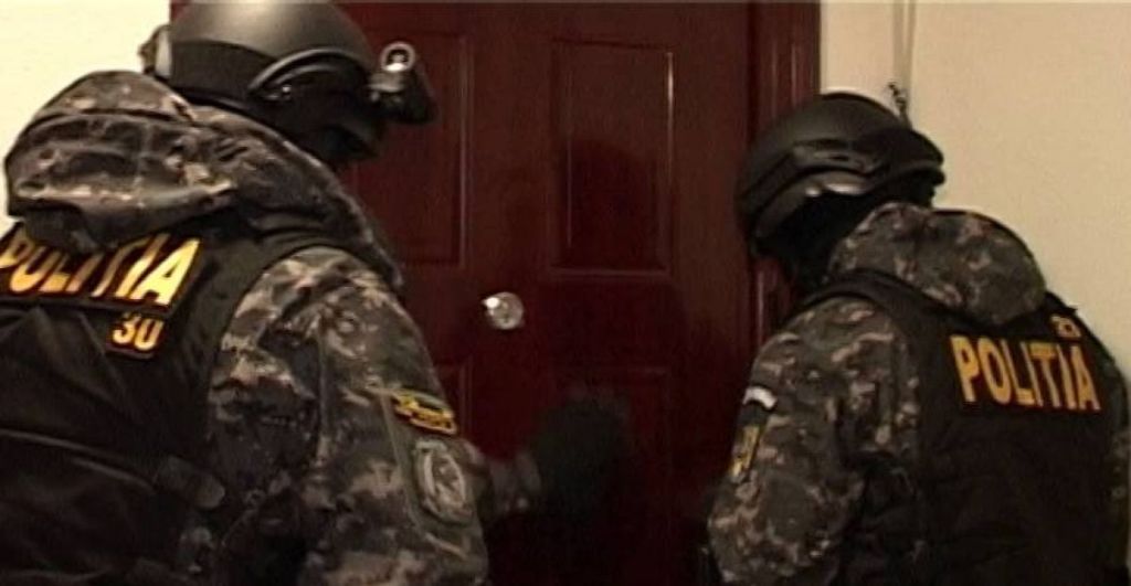 Percheziții într-un dosar de proxenetism: bărbat bănuit că își exploata soția, dus la&nbsp;audieri