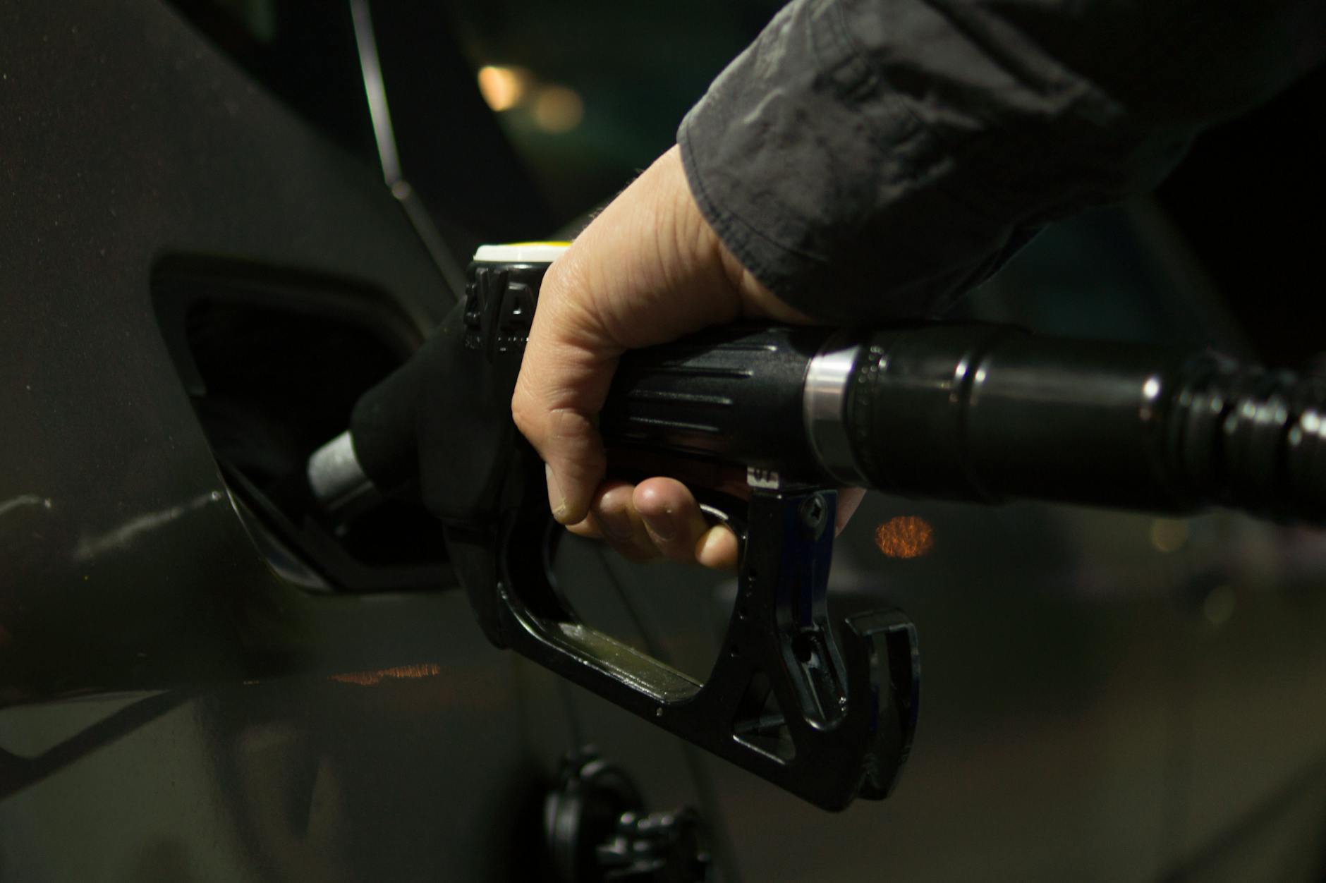 Guvernul declară criză pe piața carburanților: plafonări și restricții la exportul de benzină și motorină